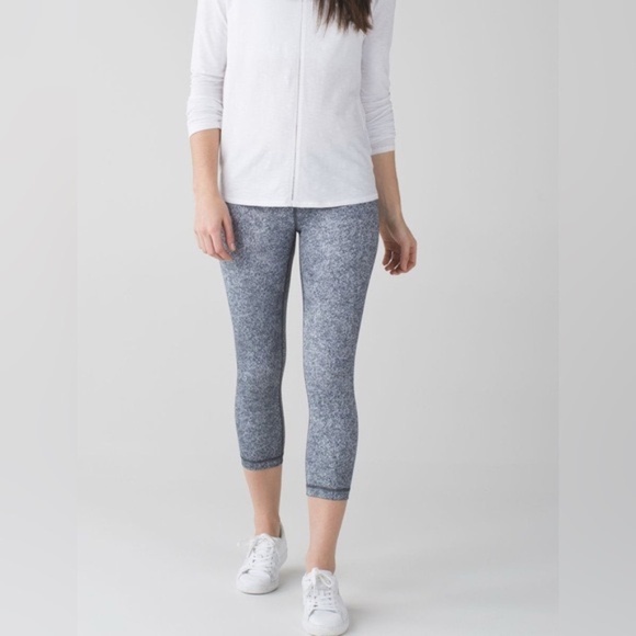 LULULEMON - Wunder Under Crop III Rio Mist White Black Size 6 - Picture 1 of 11